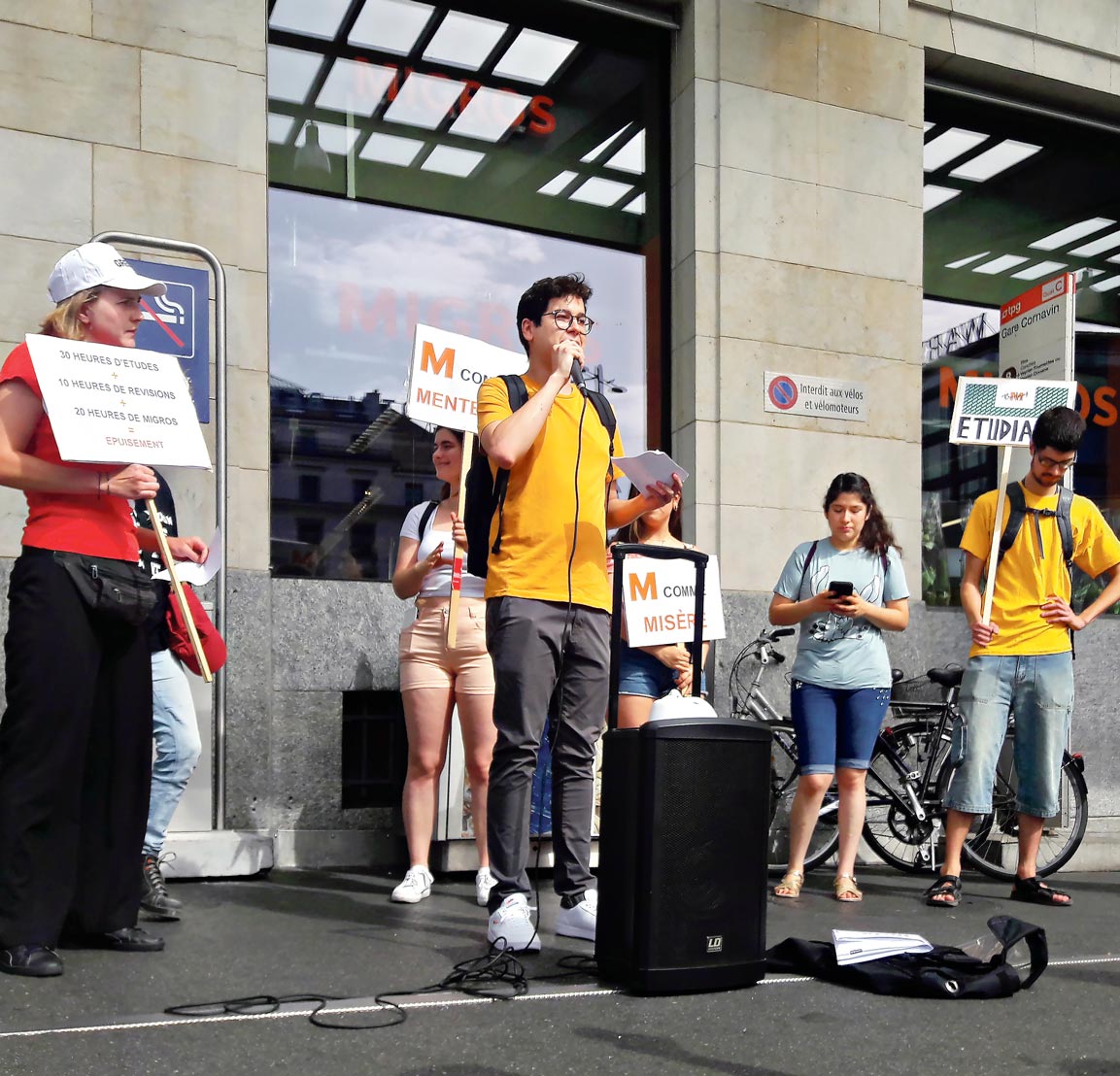 Des étudiants protestent contre la politique d’emploi de la Migros