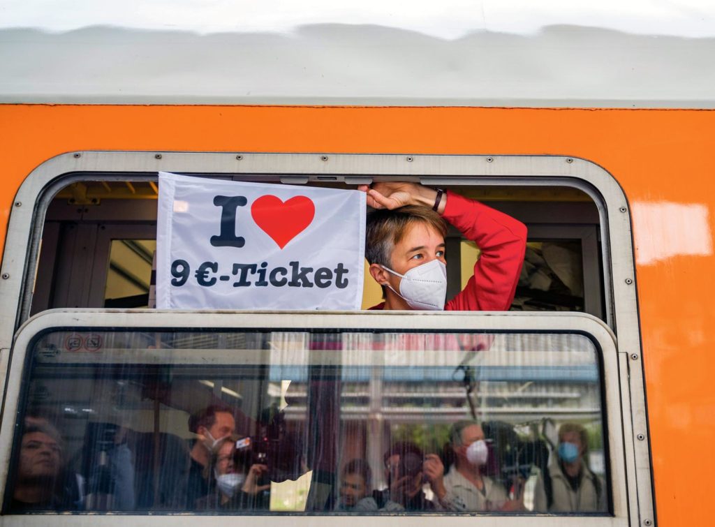 Prtisan de la pétition pour le maintien du ticket à 9€ à la fenêtre d'un train
