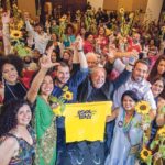 Un groupe de militants du PSOL entourent Lula