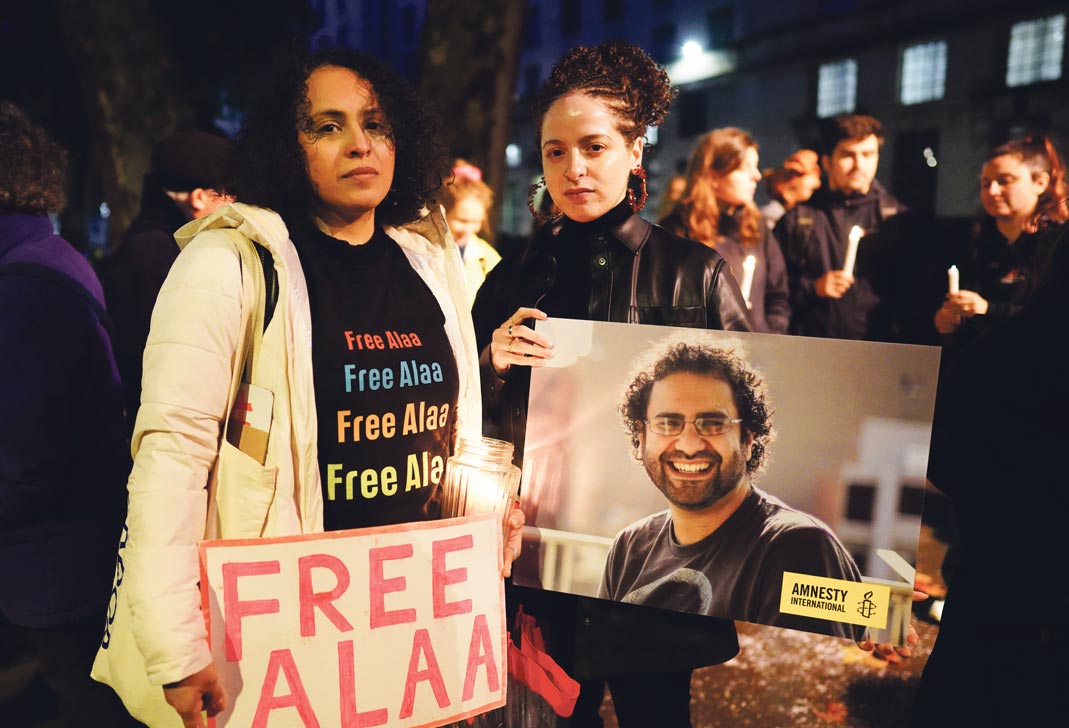 Deux manifestantes portent des pancartes pour la libération d'Alaa Abd El-Fattah