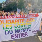 Des manifestant avec une banderole pour la solidarité avec les personnes LGBTIG