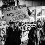 Une manifestante lors du cortège de la Journée des droits des femmes à Lausanne tient une pancarte "Pas de lutte sans nos adelphes queer"