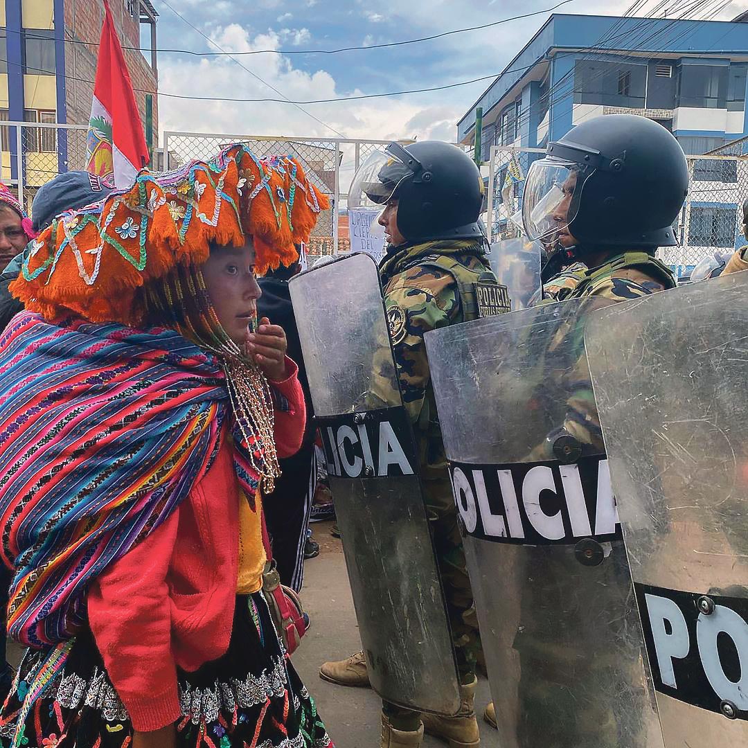 Une manifestante indigène fait face à la police, Cuzco, 19 décembre 2022