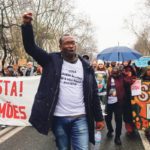 Mamadou Ba lève le poing lors d'une manifestation antiraciste