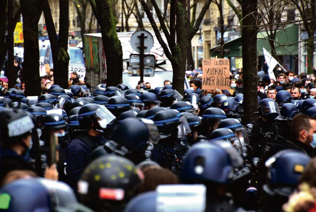 Beaucoup de policers entourent une manifestation à Paris
