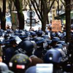 Beaucoup de policers entourent une manifestation à Paris
