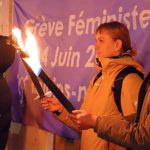 Des militantes de la Grève des femmes tiennent des flambeaux