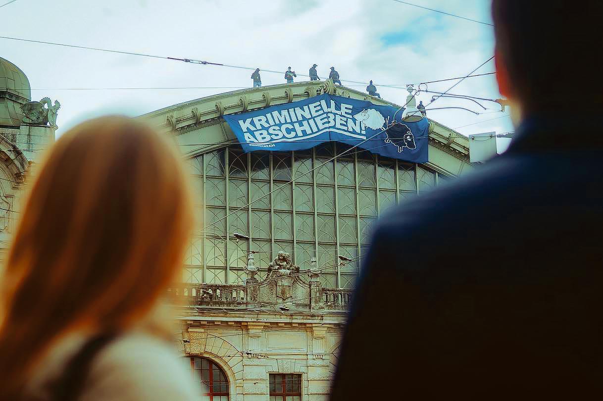 Le groupe néofasciste Junge Tat a déployé une banderole reprenant un visuel de l’UDC contre l’immigration, Bâle, novembre 2022.