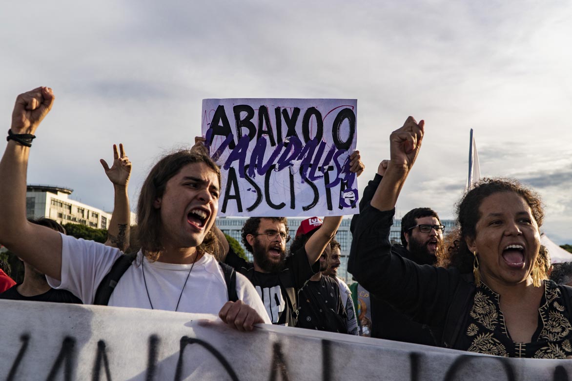Des manifestants portent une pancarte «Abaixo o fascista»