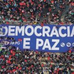 Vue aérienne d’une grande banderole «Democracia e paz»