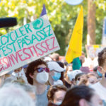 Des manifestants pour le climat avec une banderole «Recycler n'est pas assez. Désinvestissez»