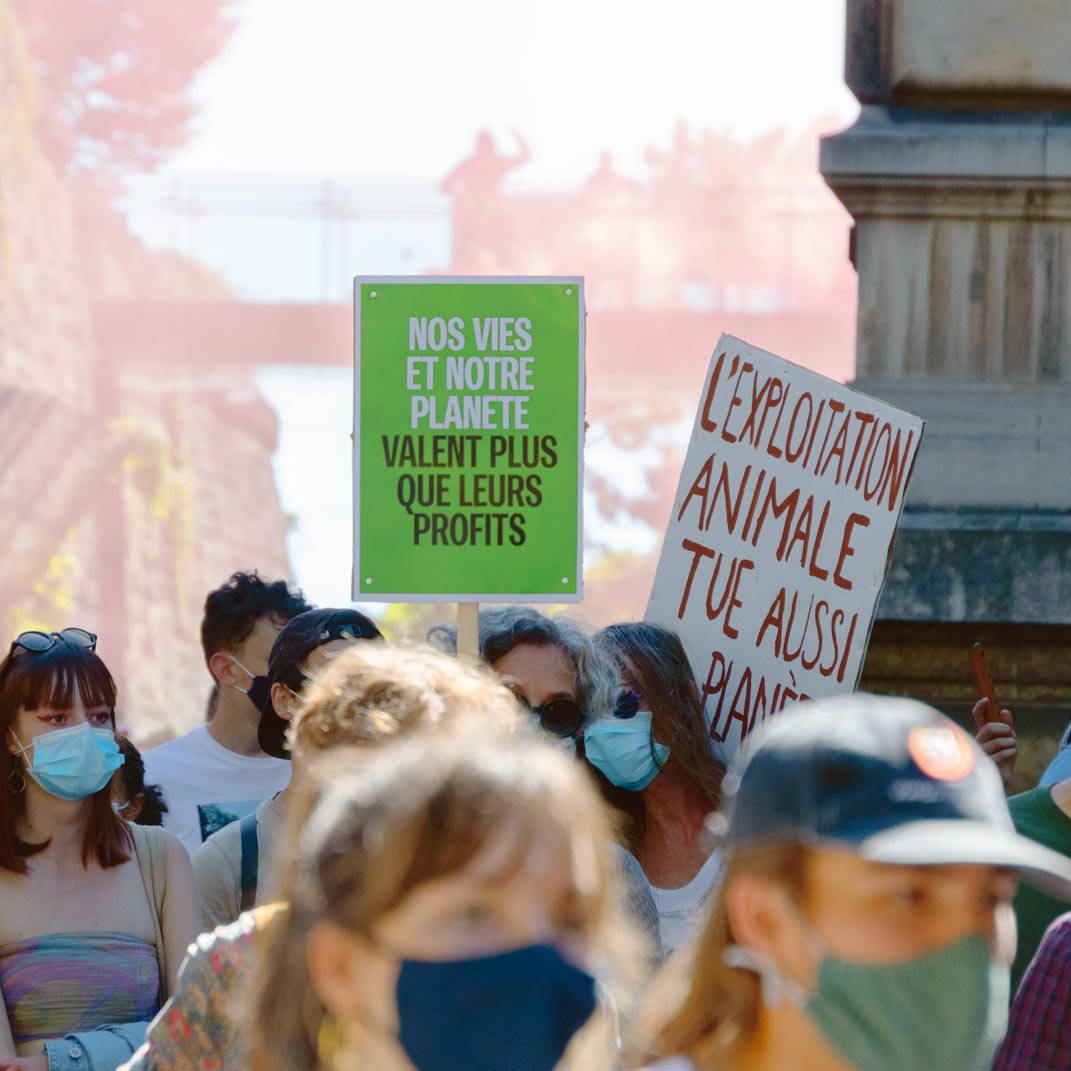 Des manifestants pour le climat avec une banderole «Nos vies et notre planète valent plus que leurs profits»