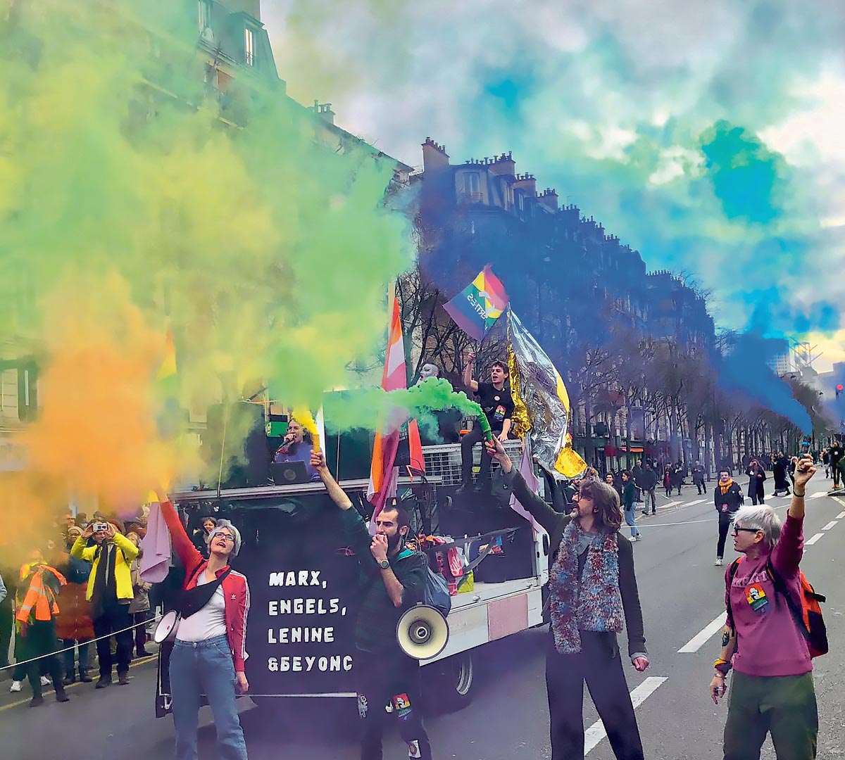 Des manifestants contre la réforme des retraites avec des fumigènes aux couleurs du drapeau LGBT