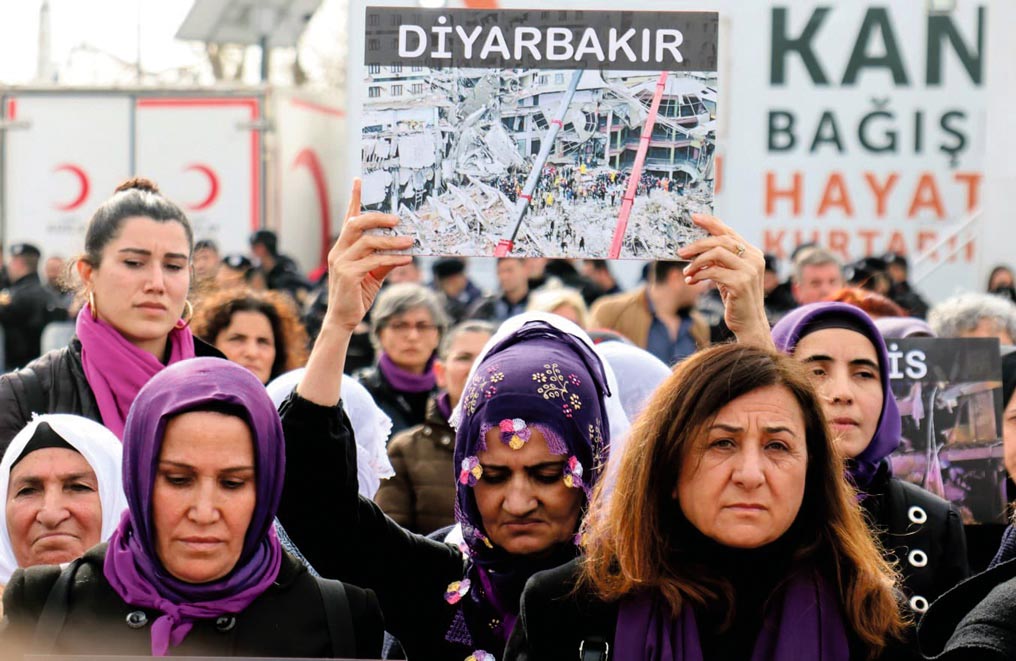 Femmes rassemblées pour commémorer le tremblement de terre en Turquie