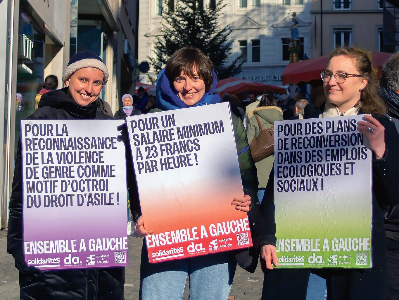 Des membres de solidaritéS Vaud tiennent des pancartes