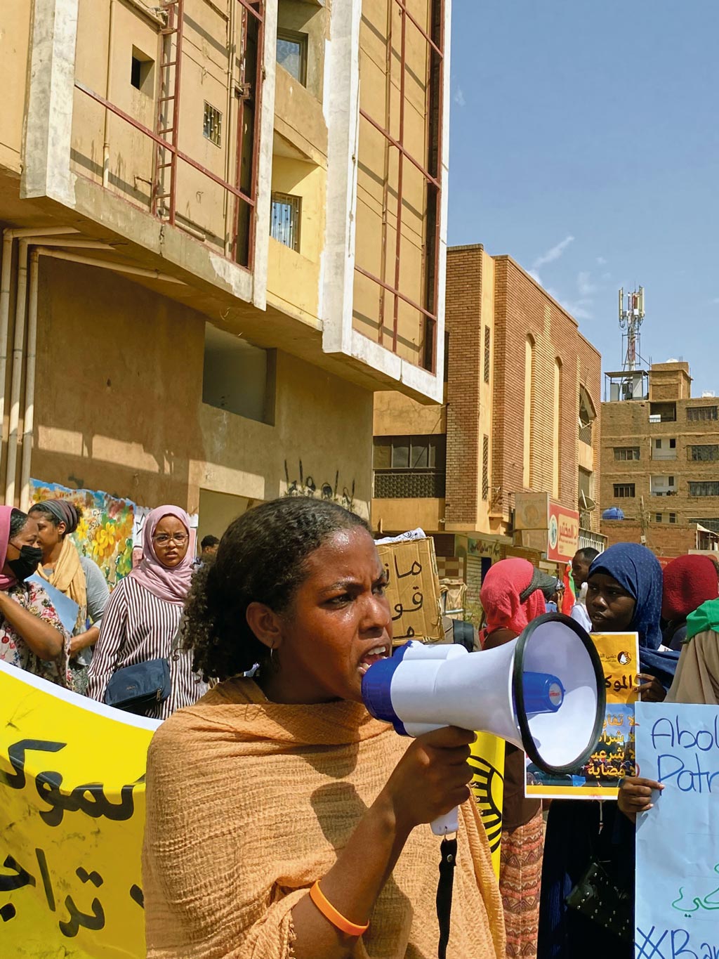 Une militante soudanaise tient un mégaphone