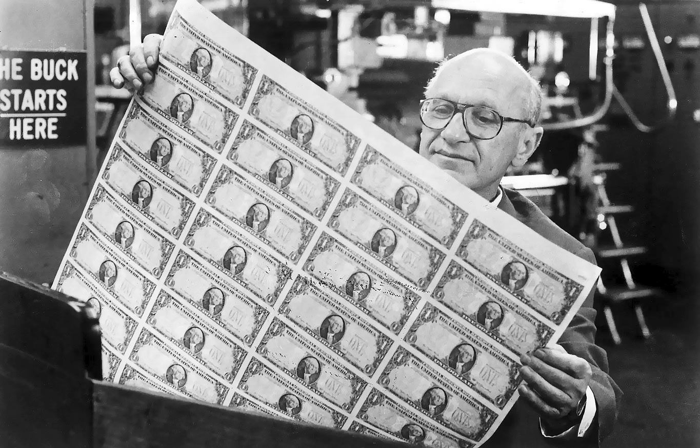 Milton Friedman tient une planche à Billets