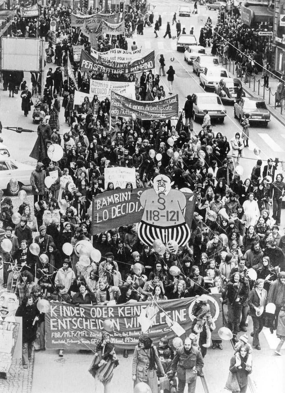 Photo de la manifestation du 8 mars 1975 à Zurich, avec des slogans pour le droit à l'avortement en Suisse.