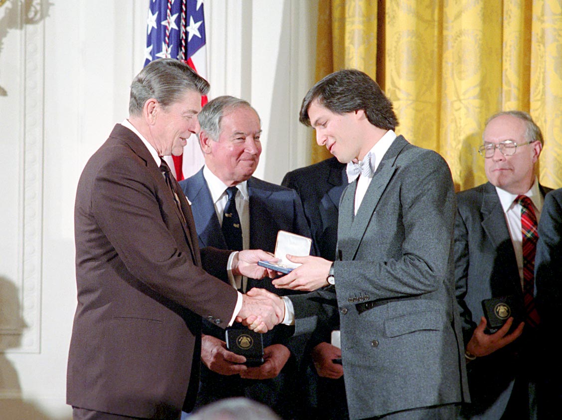 Ronald Reagan remet un prix à Steve Jobs