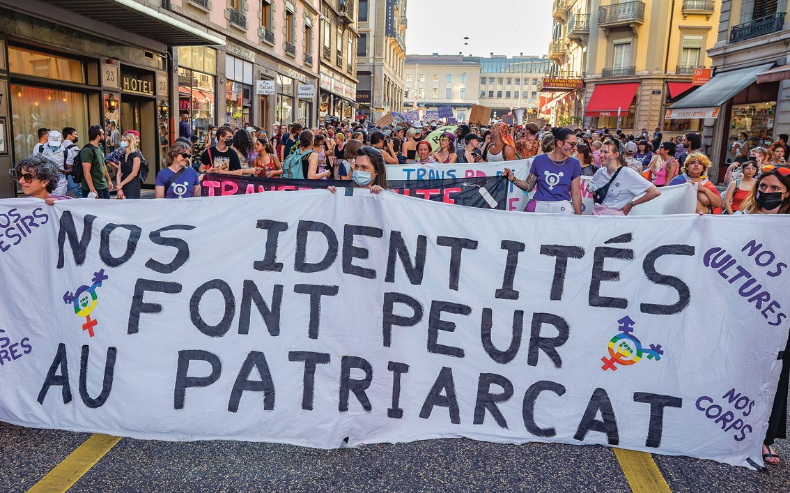 Des manifestants portent une banderole "nos identités font peur au patriarcat”