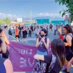 Une femme interprète un discours en language des signes lors de la grève féministe