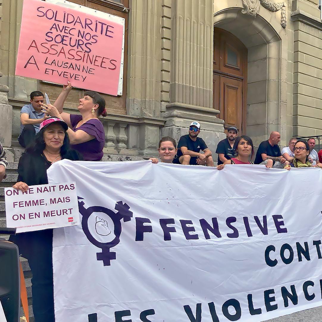 Des manifestants rassemblés contre les féminicides à Lausanne