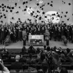 Des diplômés de l’Université de Genève lancent leur chapeau en l’air