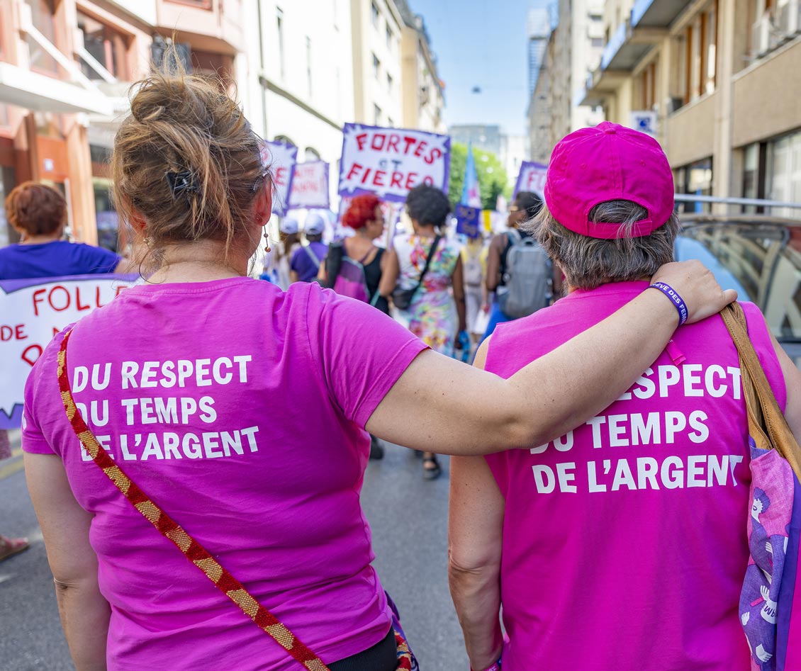 Deux manifestantes lors de la Grève féministe 2023 à Genève