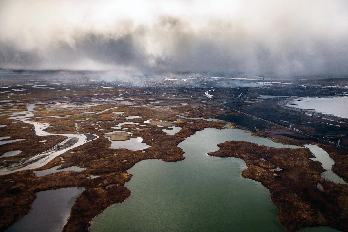 Vue de Norilsk et des lacs de thermokarst provoqués par la fonte du pergélisol