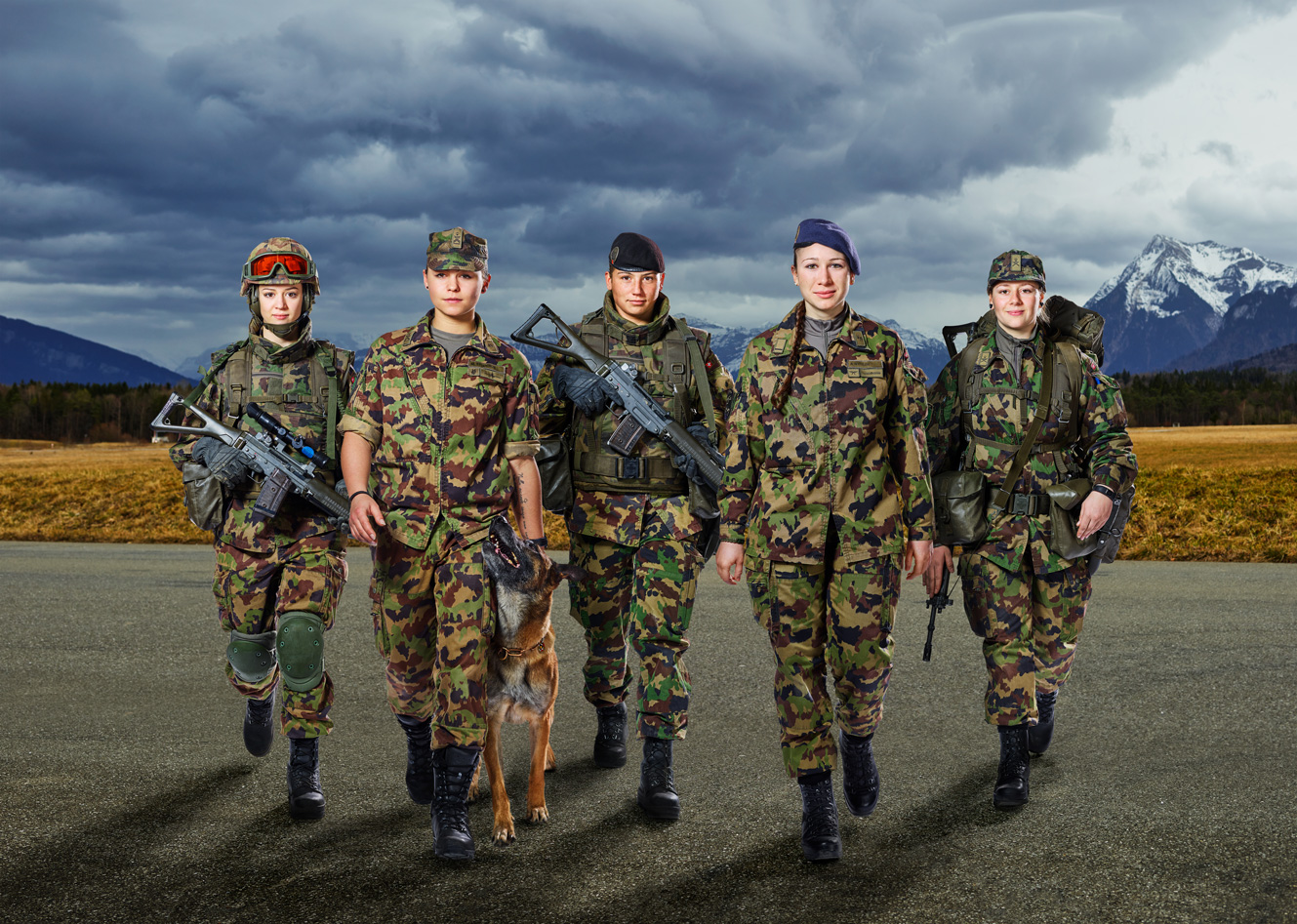 Cinq soldates de l'armée suisse