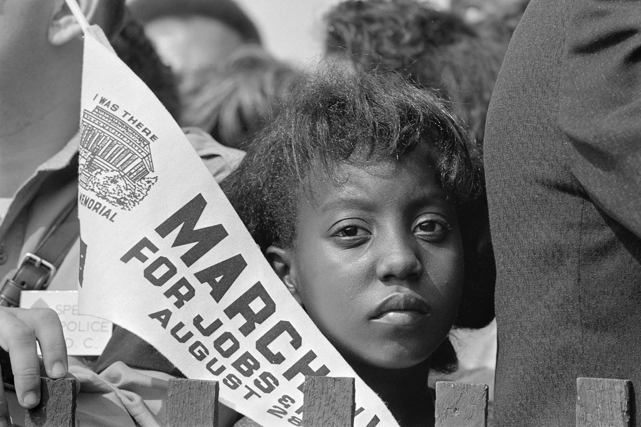 Une jeune femme noire lors de la Marche pour les droits civiques de 1963