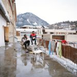 Deux migrants sur la terrasse du refuge solidaire de Briançon