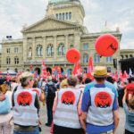 Des manifestants contre la hausse des loyers devant le Palais fédéral à Berne
