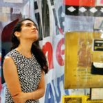 Une femme regarde les documents de l'exposition sur l'exil chilien en Suisse