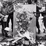 Des militaires brûlent la littérature marxiste, Santiago, 1973