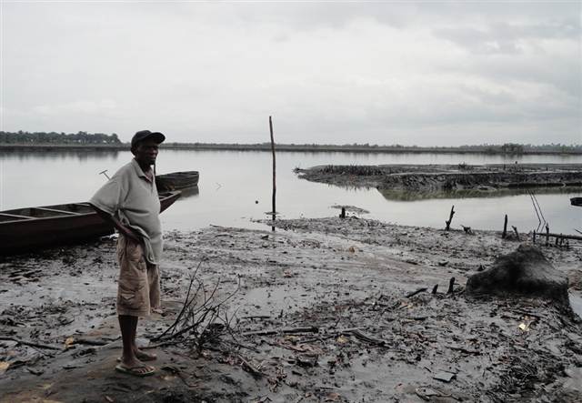 Delta du Niger détruit par les fuites de pétrole de Shell