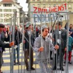 Des militaires amendement un prisonnier au Palais fédéral lors d'une action en faveur du service civil en Suisse