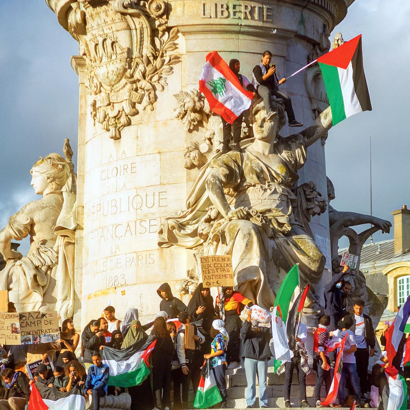 Des manifestants en soutien à la Palestine sur la statue de la République à Paris