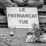Pancarte le patriarcat tue lors d'un rassemblement contre les féminicides souvent perpétrés par des pères au sein de la famille