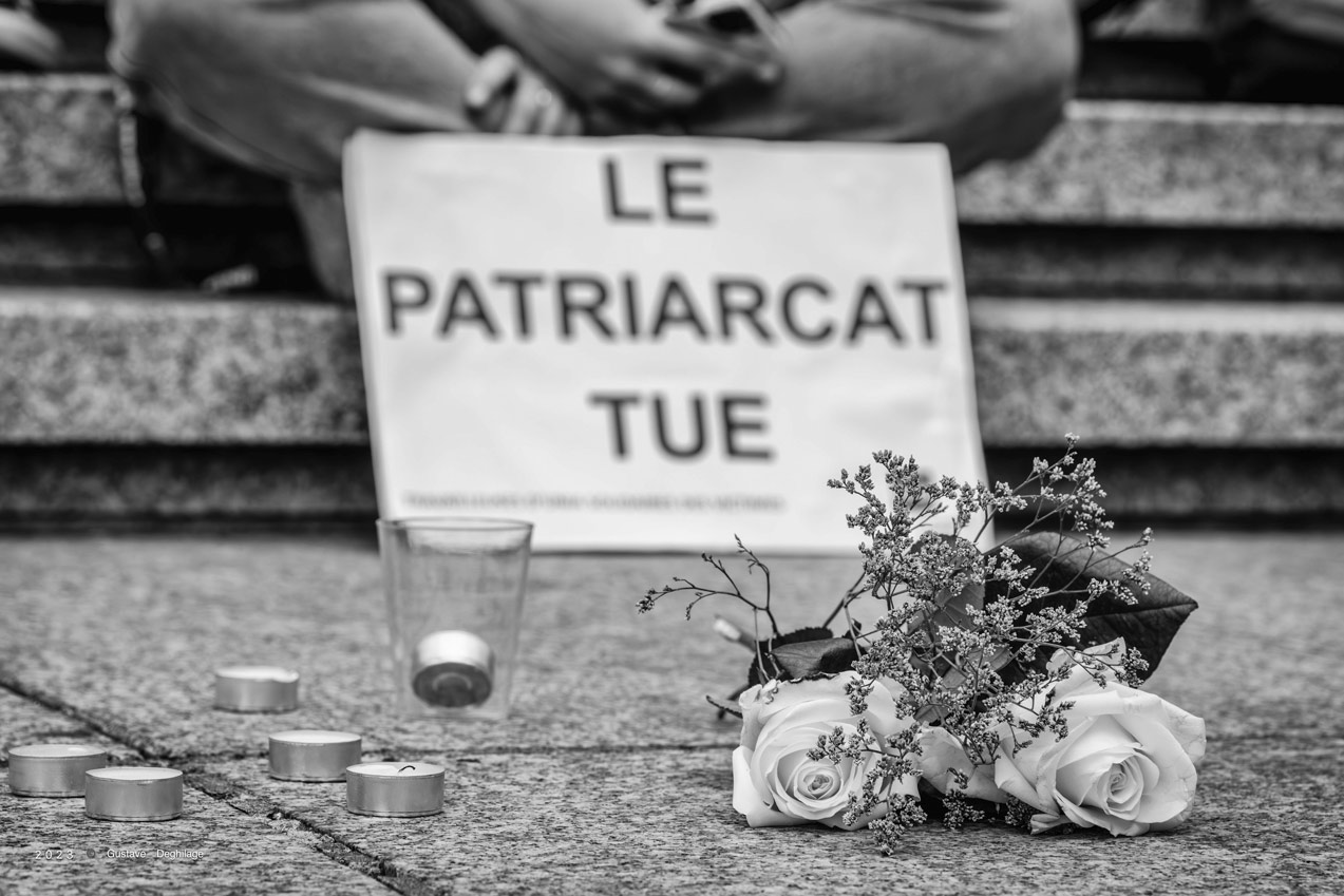 Pancarte le patriarcat tue lors d'un rassemblement contre les féminicides souvent perpétrés par des pères au sein de la famille