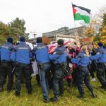 Des policiers répriment des manifestants contre Emmanuel Macron