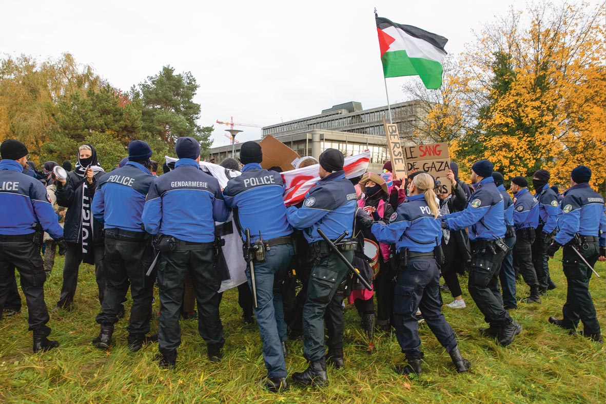 Des policiers répriment des manifestants contre la venue d'Emmanuel Macron à l'Université de Lausanne