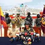 Des militaires et des policiers dans le port de Manta en Equateur après une saisie de drogues