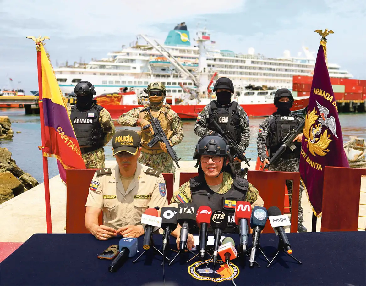Des militaires et des policiers dans le port de Manta en Equateur après une saisie de drogues
