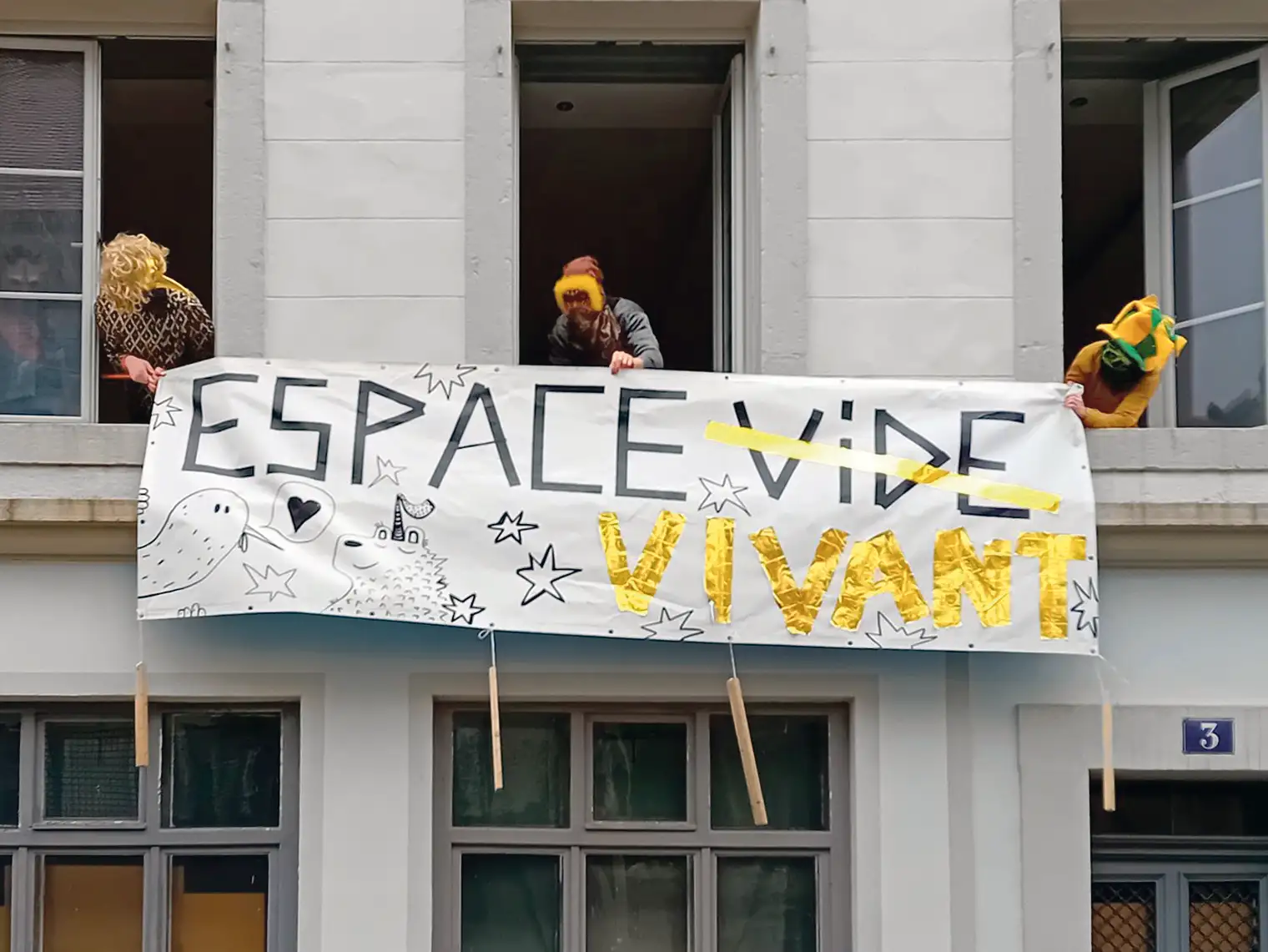 Des membres du collectif Espacito tendent une banderole "Espace Vivant” sur un immeuble de la Chaux-de-Fonds