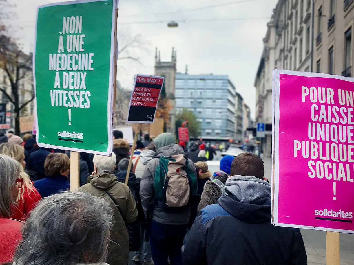 Pancarte Non à une médecine à deux vitesses lors d'une manifestation contre la hausse des primes d'assurance maladie