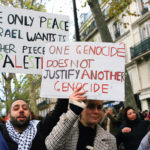 Un manifestant tient une pancarte: un génocide n’en justifie pas un autre