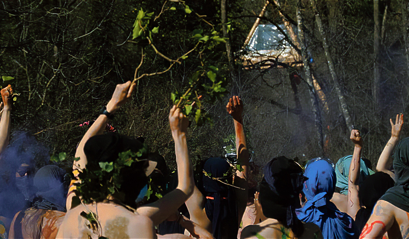 Une manifestation dans la forêt du Mormont par des membres de la ZAD de la Colline