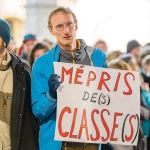 Un enseignant manifeste contre la politique scolaire genevoise avec une banderole "mépris de(s) classe(s)"