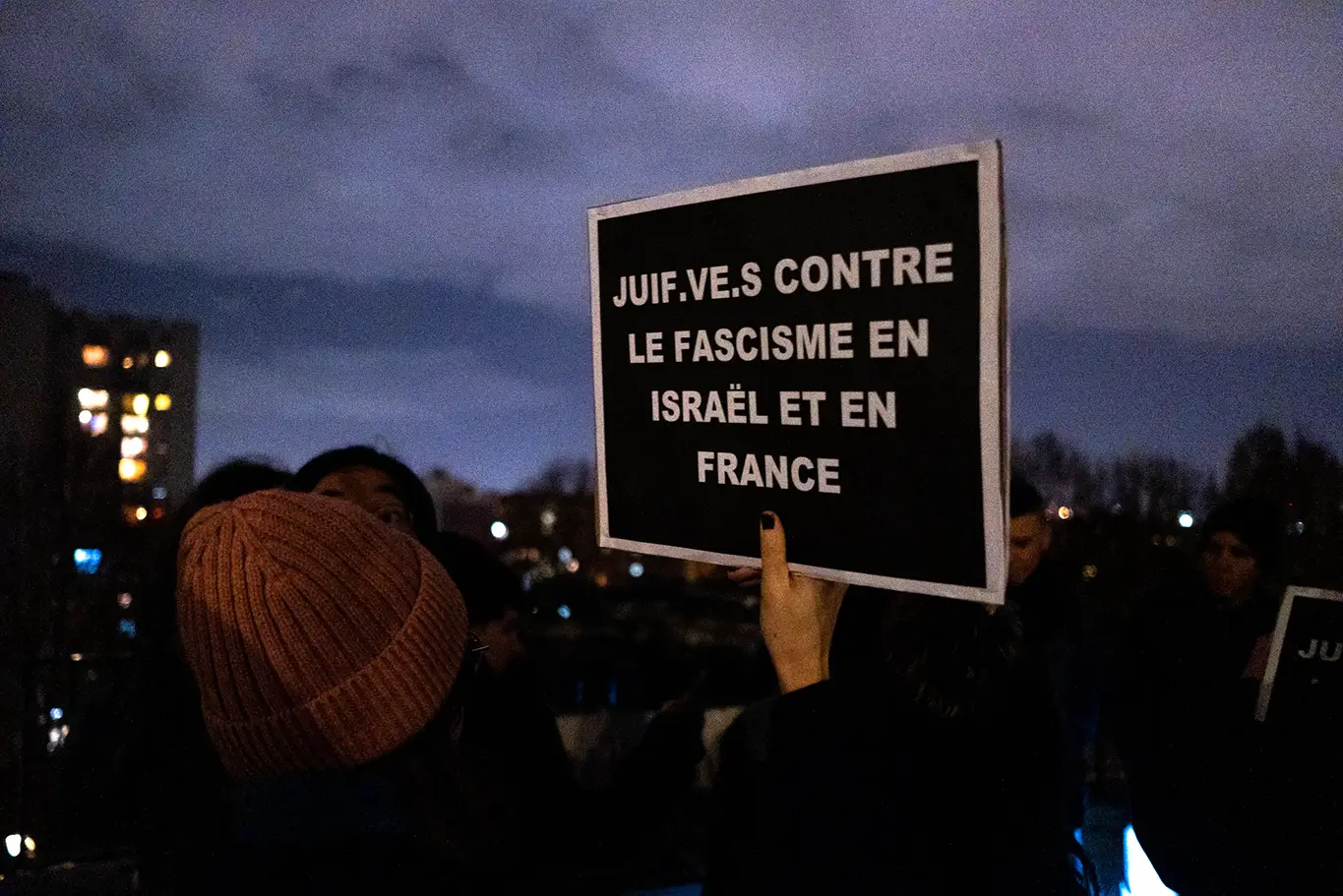 Une militante tient une pancarte "juifs contre le fascisme en Israël et en France”